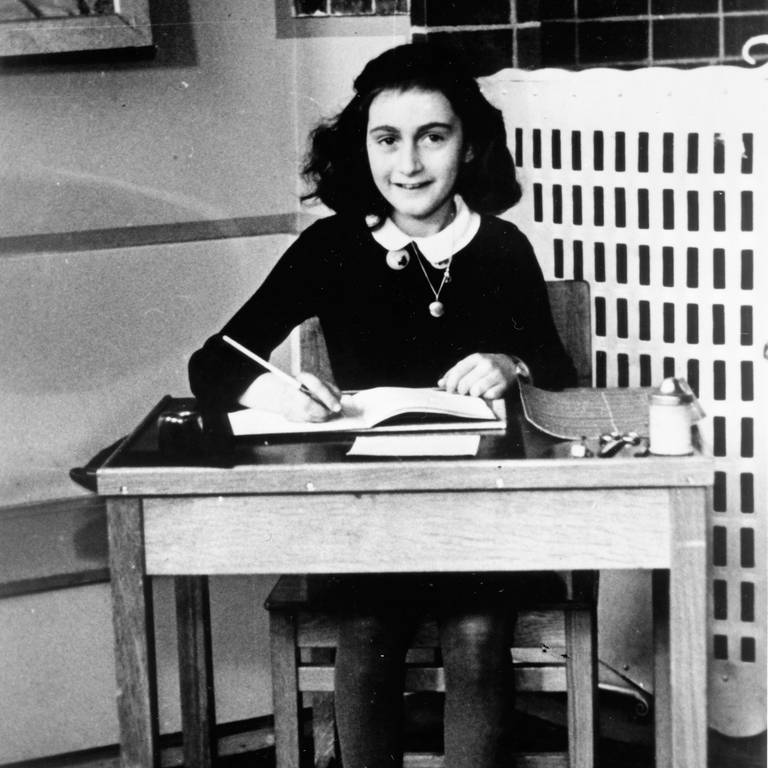 Anne Frank am Schreibtisch