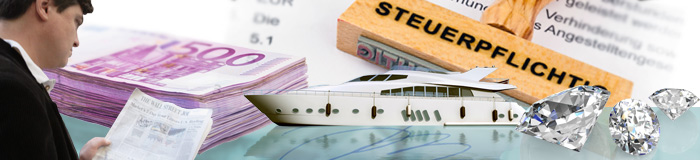 Montage: Links ein Mann mit einer Wirtschftszeitung, in der Mitte ein Geldscheinbündel, eine Yacht und Diamanten, dahinter ein Stempel mit der Aufschrift Steuerpflicht.(Quelle: colourbox)