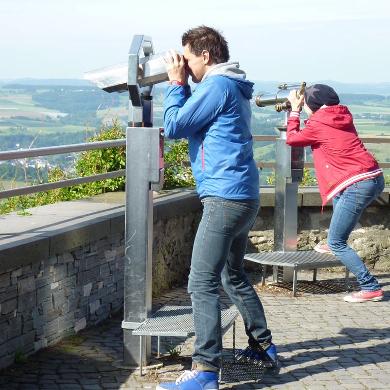 Zwei Leute schauen durch Ferngläser auf eine Landschaft. (Foto: WDR/tvision)