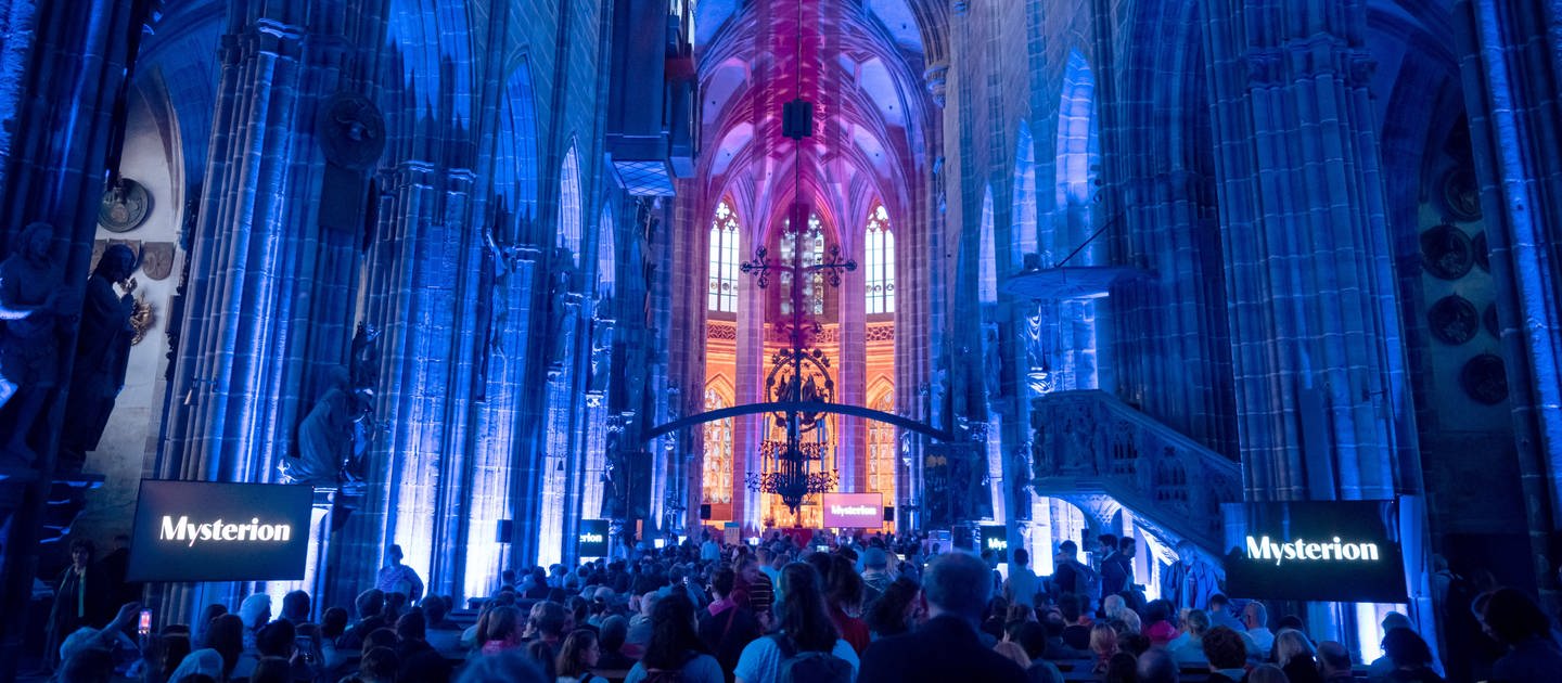 Bunt beleutete Kirche in Nürnberg auf dem Kirchentag: Welche Rolle spielt das Christentum in Deutschland?