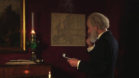 Ein Schauspieler verkörpert Marx und liest einen Brief