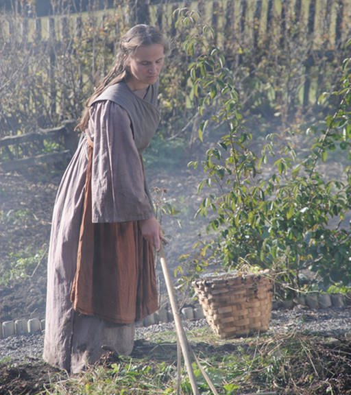Bäuerin bei Gartenarbeit (Foto: Sabine Stroh)