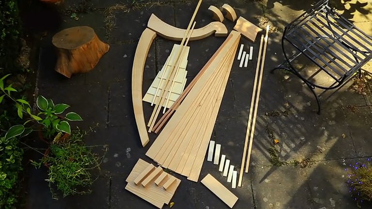 Sujetbild aus dem Film: Harfe bauen