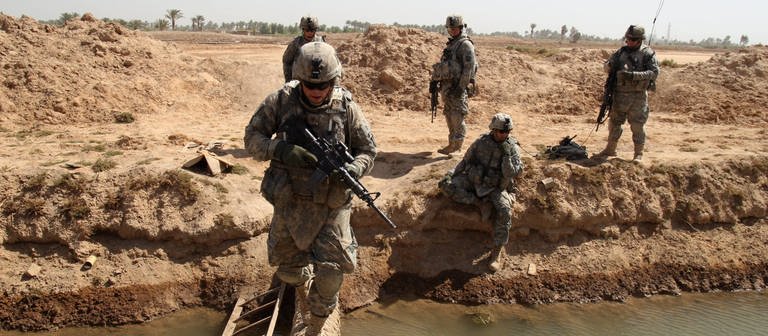 Amerikanische Soldaten im Irak-Krieg 2008 - der Konflikt im Irak ist eine von vielen internationalen Krisen. (Foto: IMAGO, IMAGO / UPI Photo)