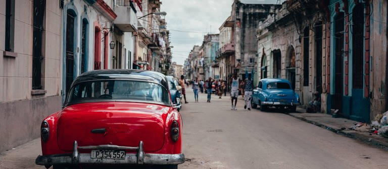 Eine Straße mit Auto auf Kuba: Die Kuba-Krise im Kalten Krieg führte die Welt 1962 an den Rand eines Atomkriegs. (Foto: IMAGO, IMAGO / Addictive Stock)