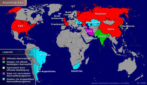 Eine Weltkarte, auf der aktuelle, zukünftige und ehemalige Atommächte markiert sind