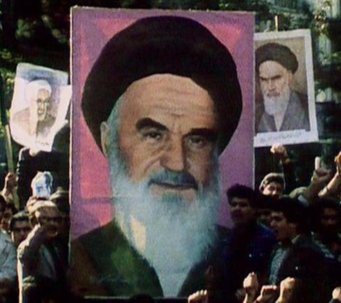 Auf einer Demonstration wird ein Bild eines iranischen Ayatollah hochgehalten