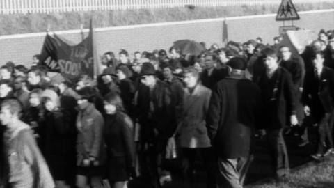 Schwarz-weiß Bild einer Demonstration.