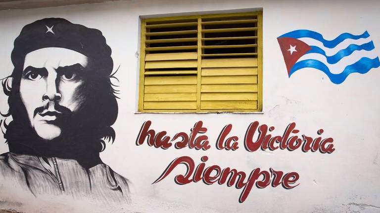 Graffiti von Che Guevara und Flagge von Kuba an einer Hauswand. Die Kuba-Krise war eine der größten internationalen Krisen. 