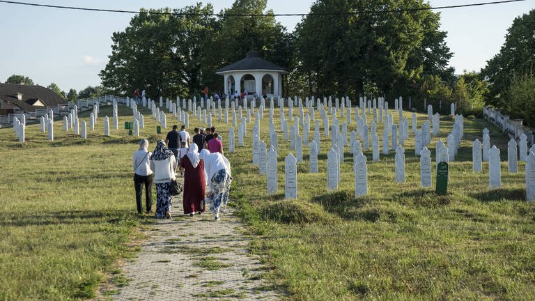 Trauende auf einem Friedhof für die muslimischen Opfer des Bosnien-Kriegs. Er gehört zu den größten internationalen Krisen. 