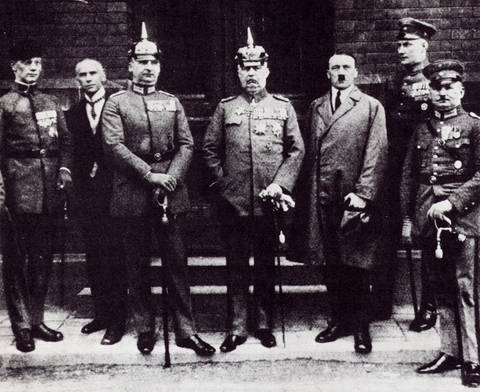 Hitler rechts neben General Ludendorff