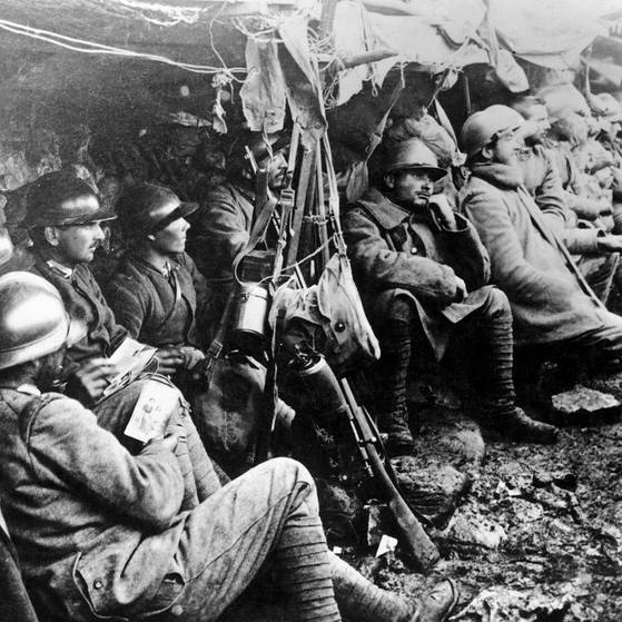 Soldaten im Schützengraben.