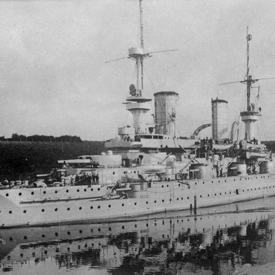 Kriegsschiff SMS Kaiser Wilhelm II. in Kiel, 1914