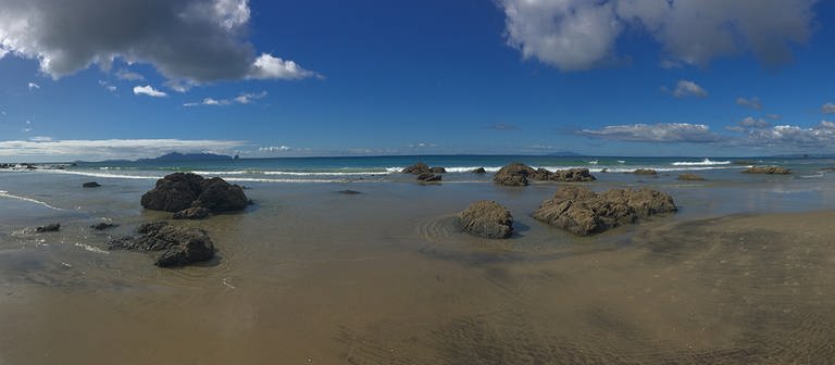 Panoramafoto eines Strands mit Blick aufs Meer