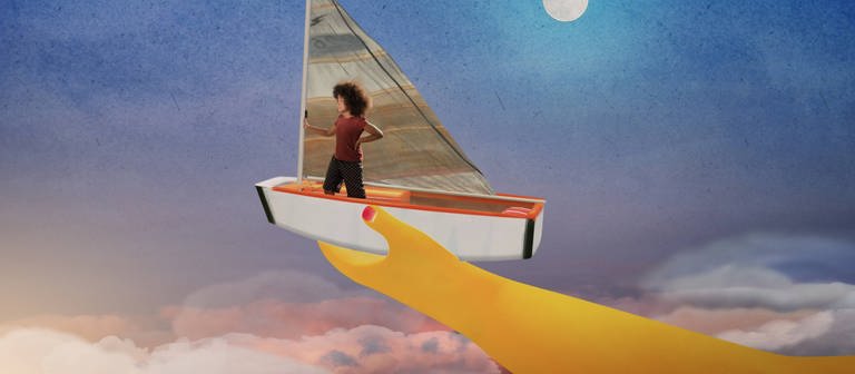 Zeichnung von einem Kind in einem Boot über den Wolken, das von einer großen Hand gehalten wird.