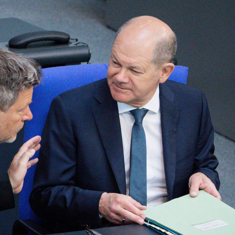 Bundeskanzler Olaf Scholzund Wirtschafts- und Klimaminister Robert Habeck während einer Debatte im Bundestag. (Foto: IMAGO, IMAGO/Political-Moments)