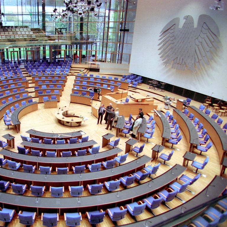 Der Plenarsaal im Deutschen Bundestag: Blaue Stühle im Kreis angeordnet. (Foto: IMAGO, imago/bonn-sequenz)