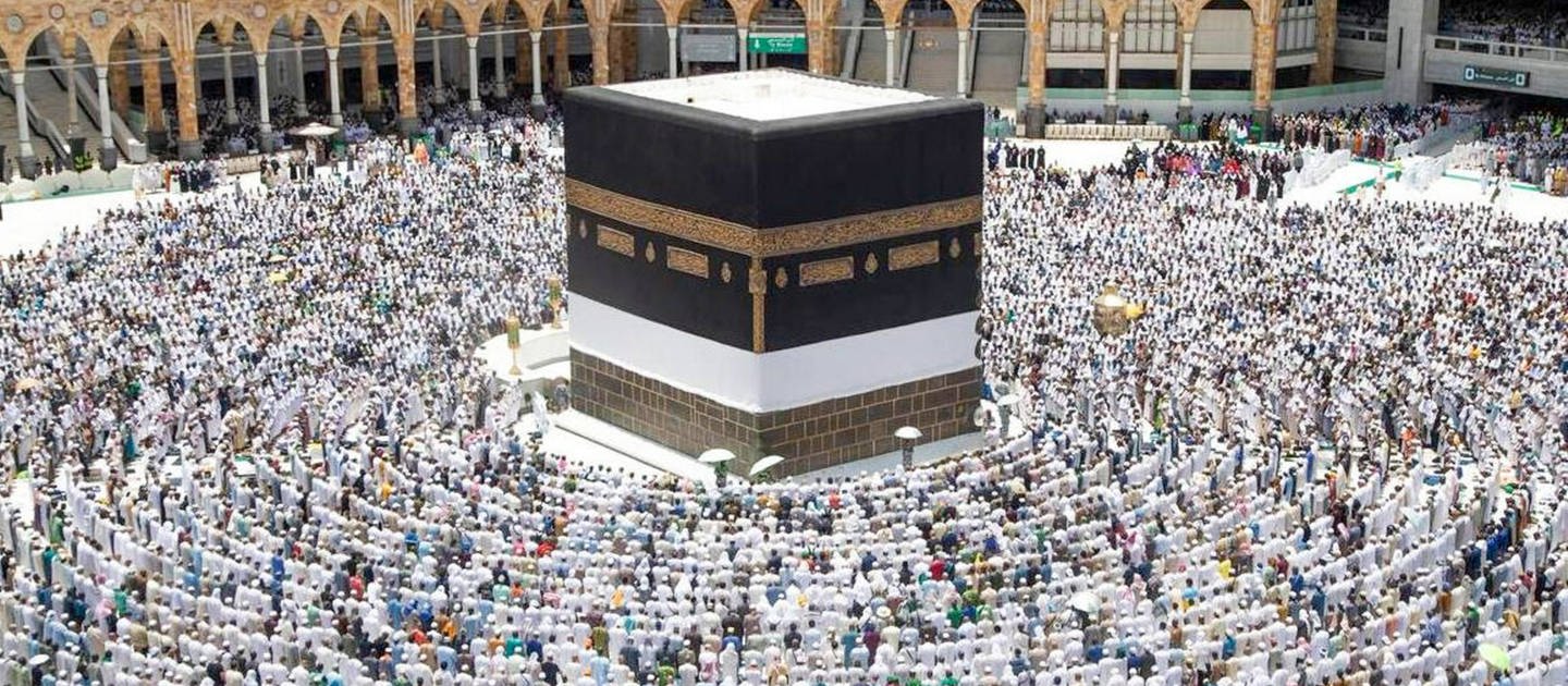 Muslime beim Freitagsgebet in der Mosche während der Pilgerfahrt Hadsch in Mekka. 