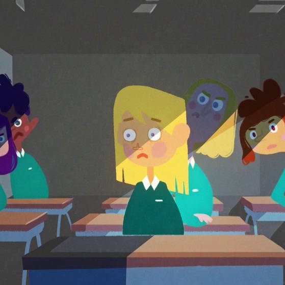 Blondes Mädchen wird von Mitschülern kritisch angeschaut.