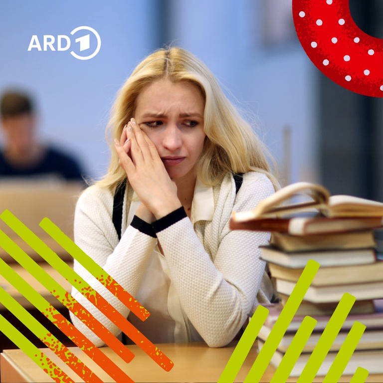 Eine junge Frau sitzt mit ängstlichem Blick am Schreibtisch mit Büchern neben sich. (Foto: picture alliance / dpa Themendienst | Markus Hibbeler/Bildmontage:BR)