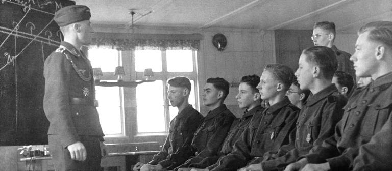 Junge Soldaten während des Zweiten Weltkriegs in einem Ausbildungsraum