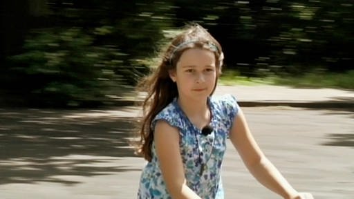 Kristina auf dem Fahrrad. (Foto: SWR – Screenshot aus der Sendung)