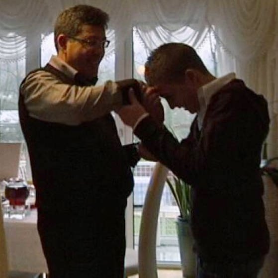 Der Sohn bedankt sich bei seinem Vater mit dem traditionellen Kuss der Hand. (Foto: SWR - Screenshot aus der Sendung)