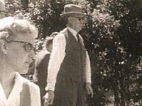 Schwarz-weiß Aufnahme von Konrad Adenauer beim Boccia spielen