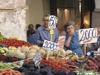 Ein älteres Ehepaar, welches Lebensmittel verkauft