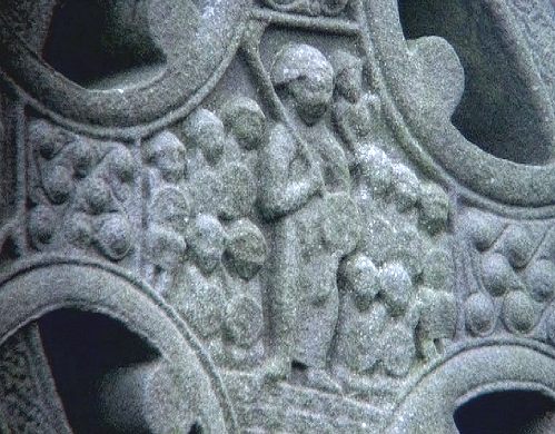 Keltisches Steinkreuz mit Hurlingspieler [Klick auf das Bild, schließt das Fenster]