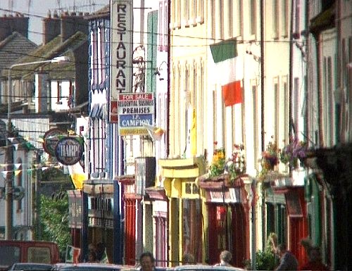 Eine Straße in Dublin mit Geschäften [Klick auf das Bild, schließt das Fenster]