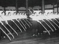 Historisches Foto einer großen Gruppe Naginatakämpferinnen