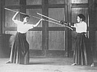 Zwei Kämpferinnen mit Schwert und Naginata