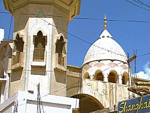 Kuppel einer Moschee [Klick auf das Bild, schließt das Fenster]