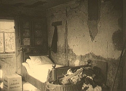 Historisches Foto: Ärmlich eingerichtetes Zimmer [Klick auf das Bild, schließt das Fenster]