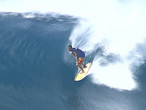 Ein Surfer beim Wellenritt [Klick auf das Bild, schließt das Fenster]