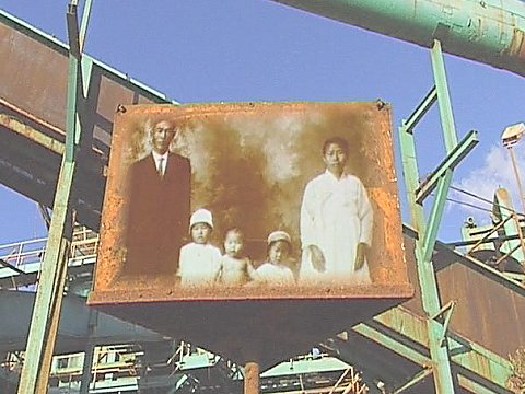 Fotomontage: Foto einer Königsfamilie auf einer Industrieanlage [Klick auf das Bild, schließt das Fenster]