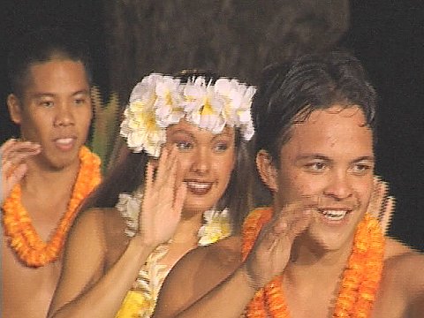 Drei Hawaiianer mit Blütenkränzen bei traditionellen Tänzen [Klick auf das Bild, schließt das Fenster]