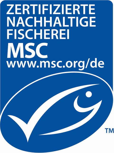 Das Logo des MSC zeigt einen stilisierten Fisch in weiß auf einem blauen Untergrund, darüber steht "Zertifizierte nachhaltige Fischerei - MSC - www.msc.orgde"