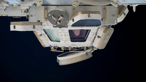 Aufnahme einer Raumkapsel mit nach unten geöffneten Klappen; zu erkennen ist Astronaut Alexander Gerst.