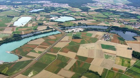 Luftaufnahme vom Rhein mit Feldern in Flussschleife.