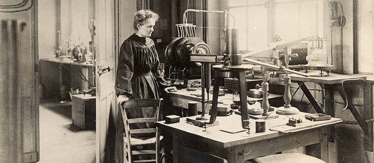 Schwarzweiß-Bild: Marie Curie in ihrem Labor