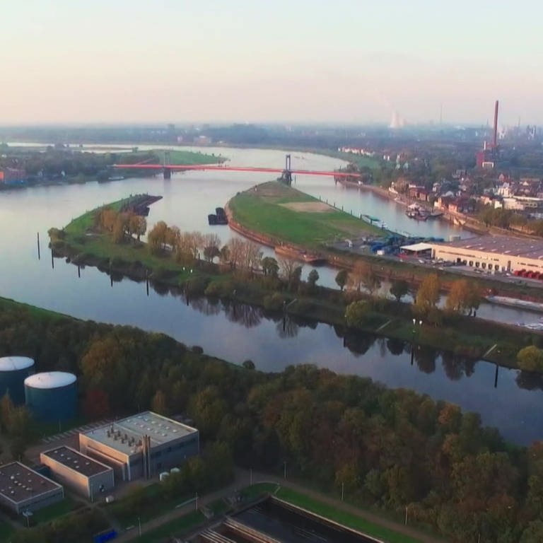 Blick von oben auf die Ruhr und Industrieanlagen