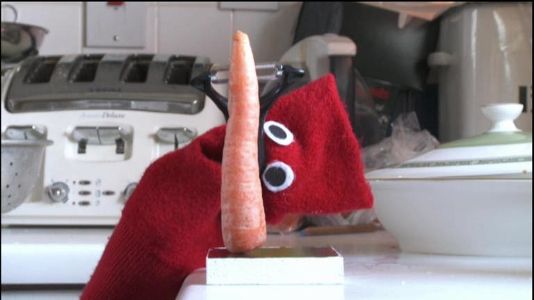 Englisch lernen: Socke Red mit einer Möhre für das Abendessen. (Foto: WDR - Screenshot aus der Sendung)