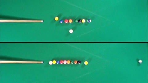 Zwei vergleichende Bilder übereinander: Billardkugeln liegen in einer Reihe und werden von einem Billardqueue angestoßen.