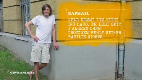 Ein Mann lehnt an einer Hauswand. Neben ihm ist eingeblendet: Raphael. Geld kommt ihm nicht ins Haus. Er lebt seit 3 Jahren ohne! Trotzdem fehlt seiner Familie nichts.