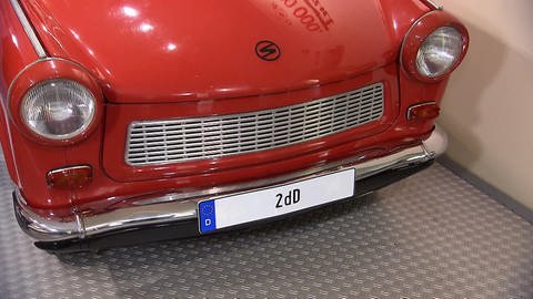 Ein roter Trabbi mit dem Nummernschild "2dD".