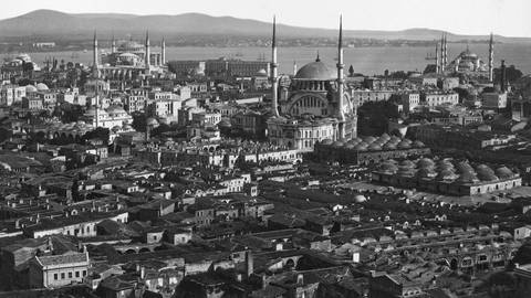 Weiter Blick auf die Stadt Istanbul in schwarz-weiß, im Vordergrund Häuser und Moscheen, im Hintergrund das Meer (Foto: SWR)
