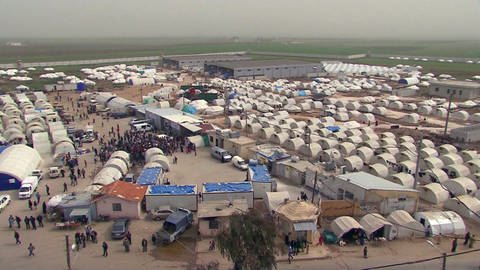 Weiter Blick auf zahlreiche weiße Zelte eines Flüchtlingslagers (Foto: SWR)