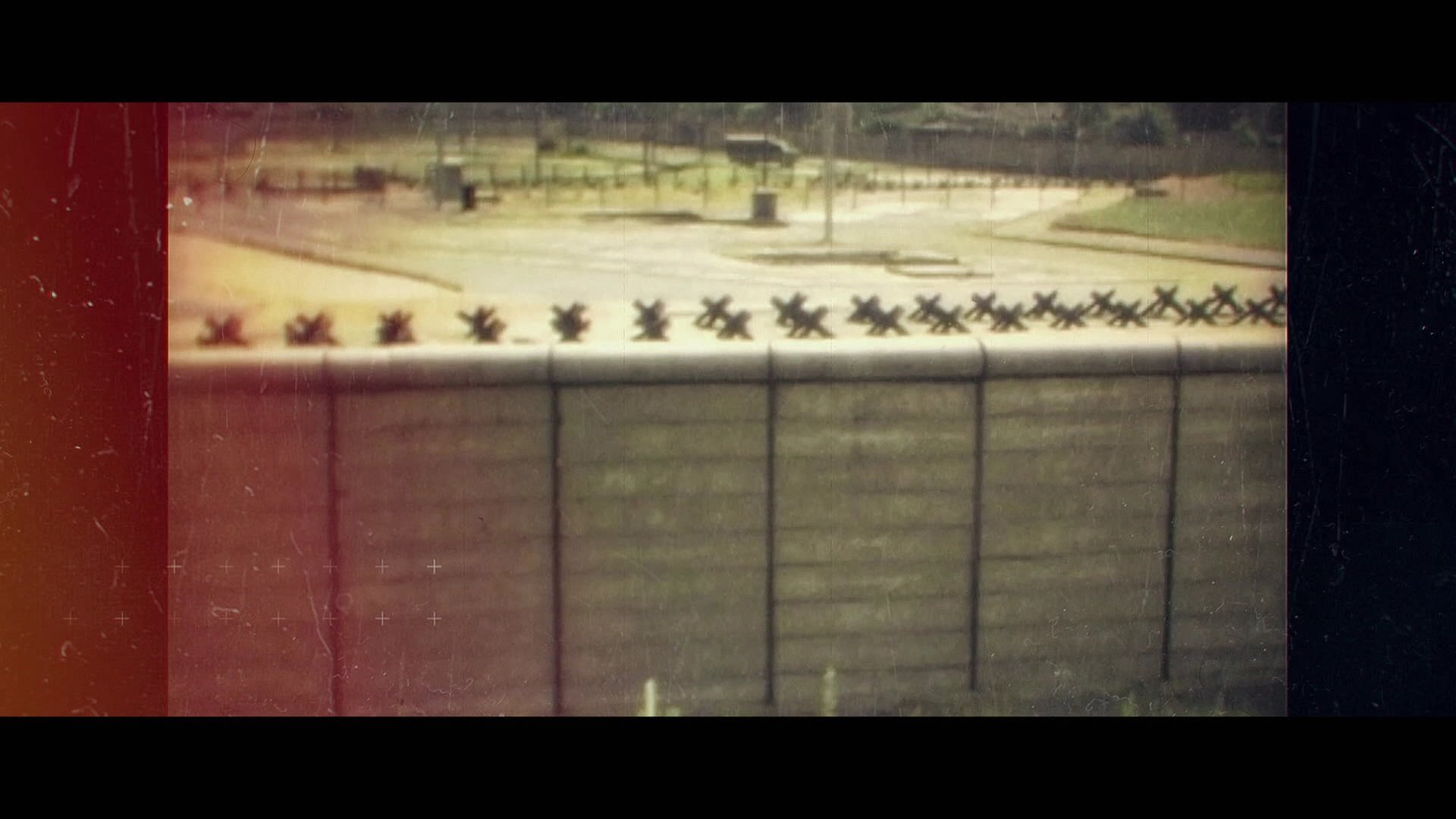 Eine historische Aufnahme eines Abschnitts der Berliner Mauer. Die Mauer trennte Deutschland in DDR und BRD.